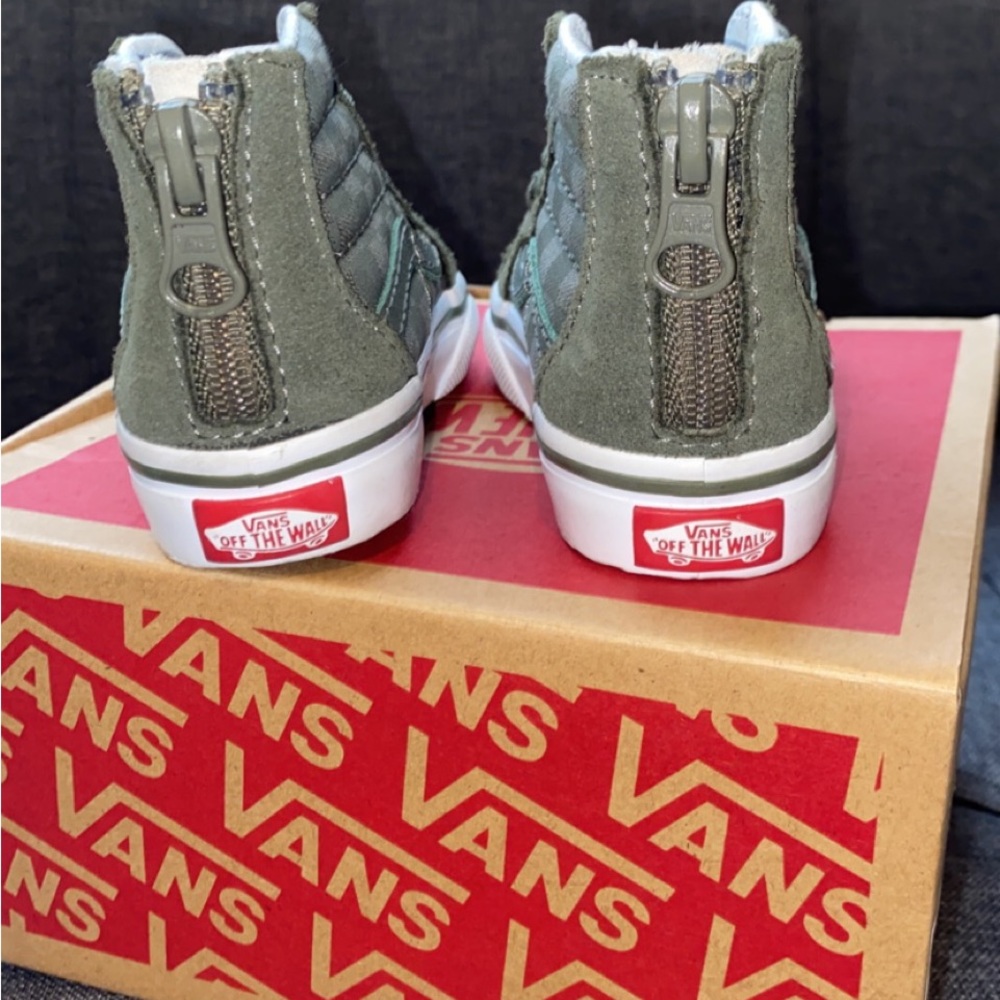 Vans - Picture 2 of 4